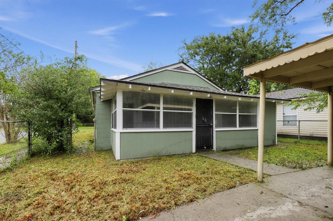 01_956_Baker_Ave-Exterior-9180