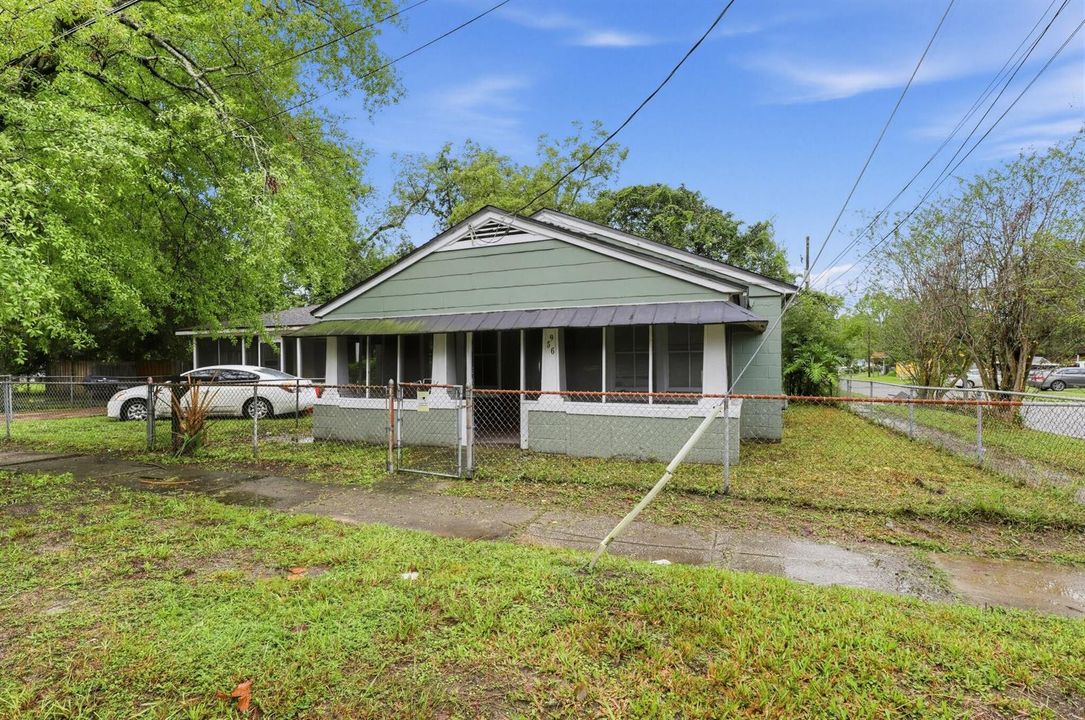 02_956_Baker_Ave-Exterior-9177