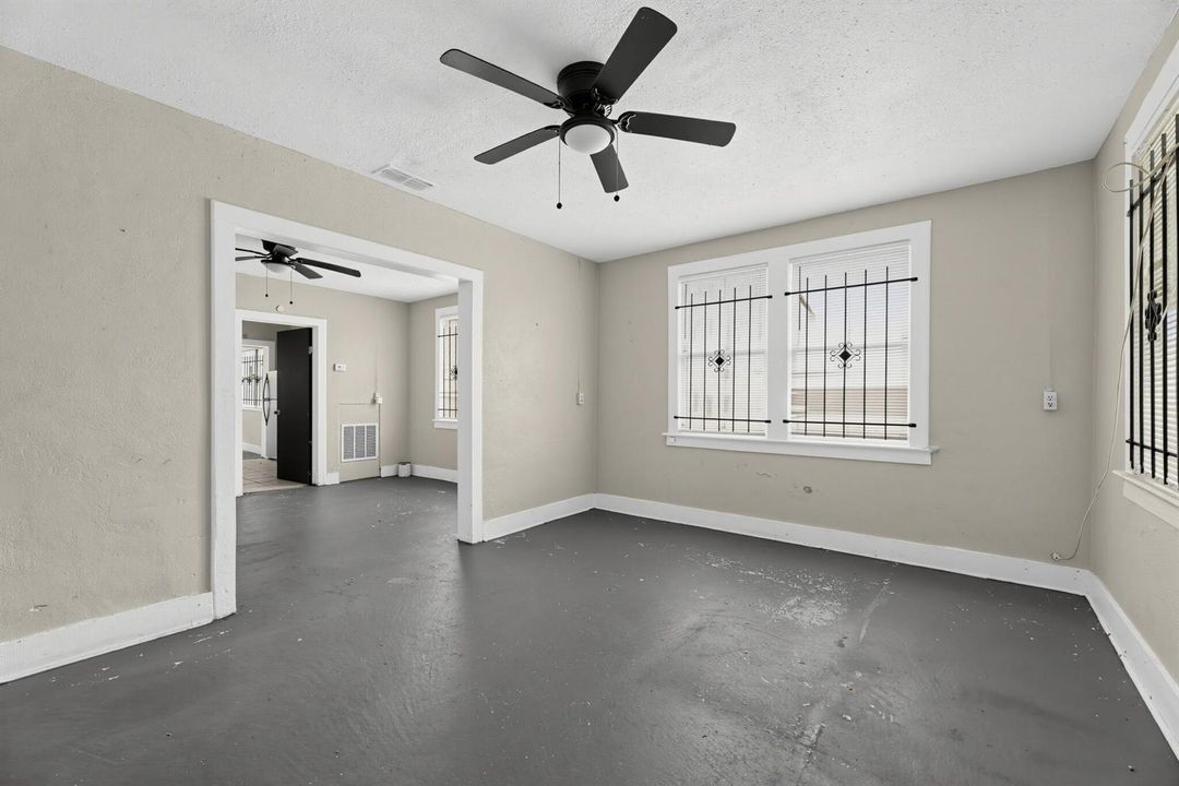 04_956_Baker_Ave-Living_room-9183