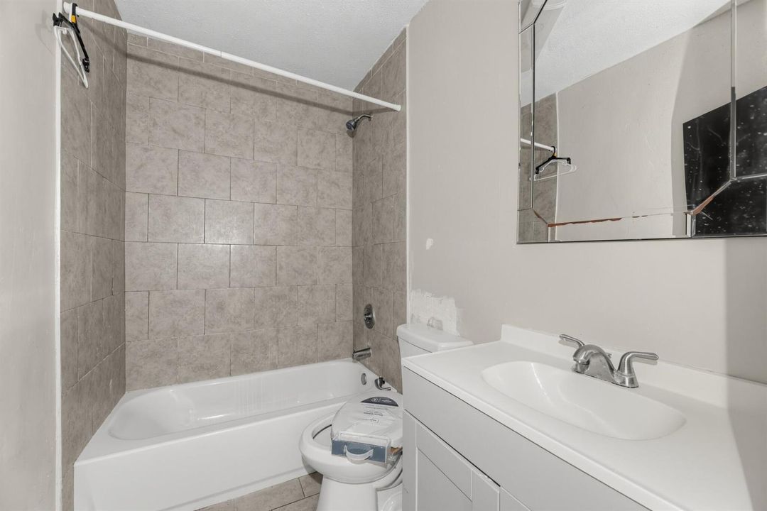 10_956_Baker_Ave-Bathroom-9200