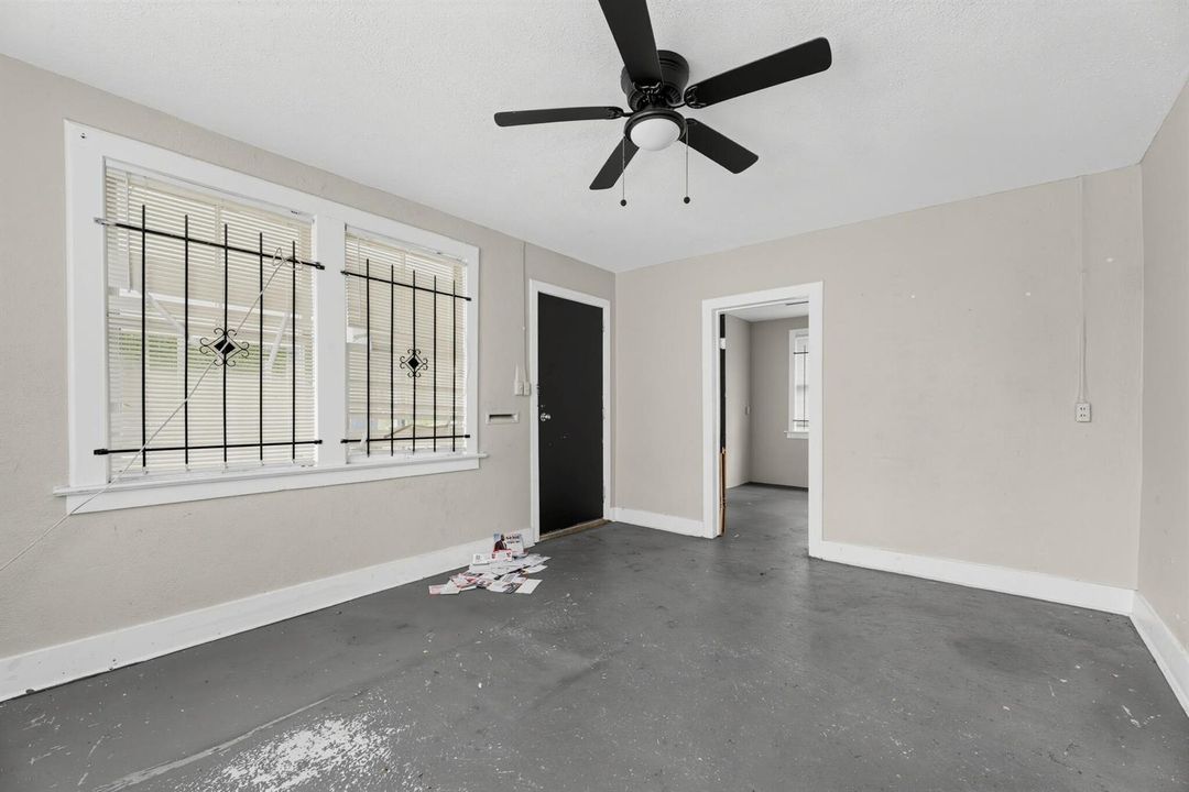05_956_Baker_Ave-Living_room-9184