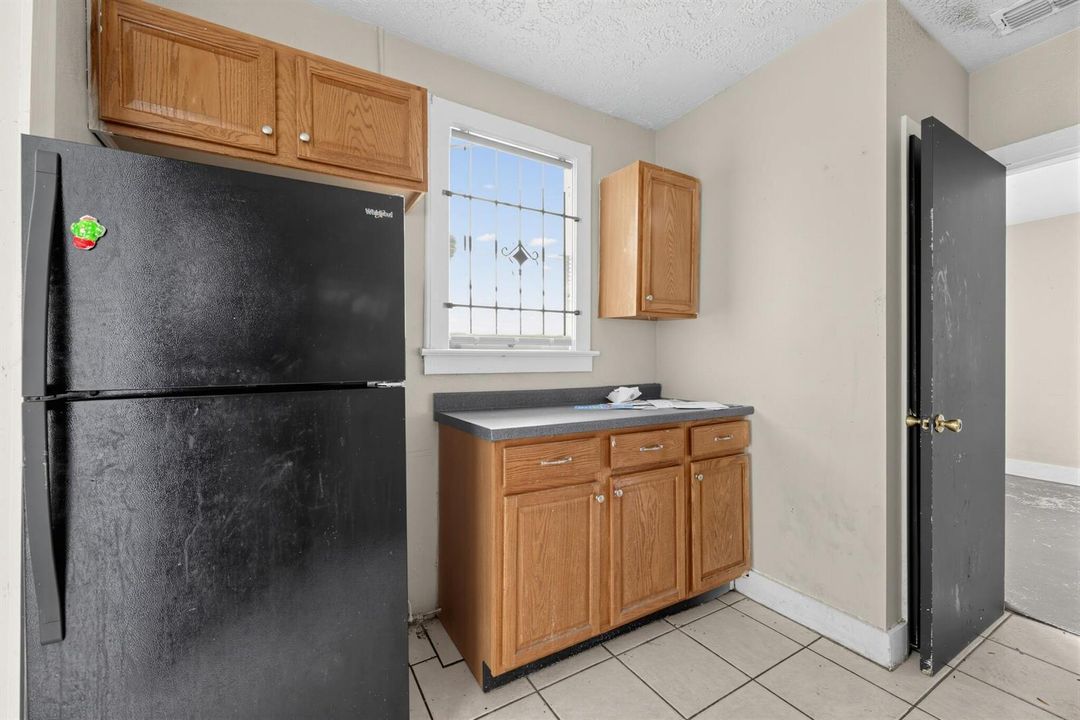 06_956_Baker_Ave-Kitchen-9189