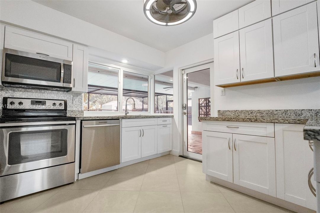 В аренду: $4,885 (3 спален, 2 ванн, 1551 Квадратных фут)