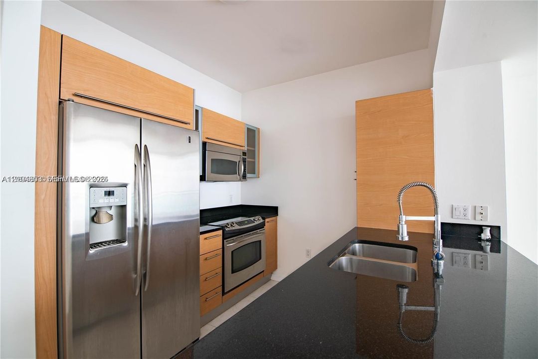 For Rent: $2,900 (1 beds, 1 baths, 692 Square Feet)