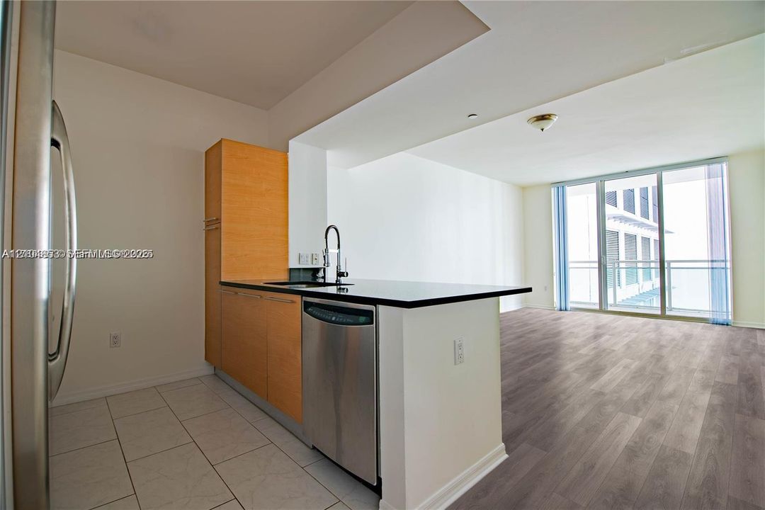 For Rent: $2,900 (1 beds, 1 baths, 692 Square Feet)