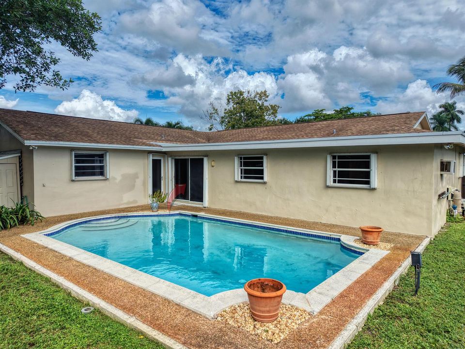 6 Pool + backyard (3)