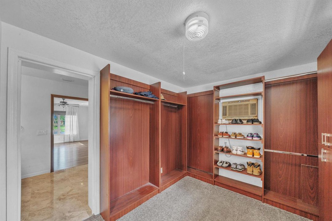 10 Walk-In Closet (2)