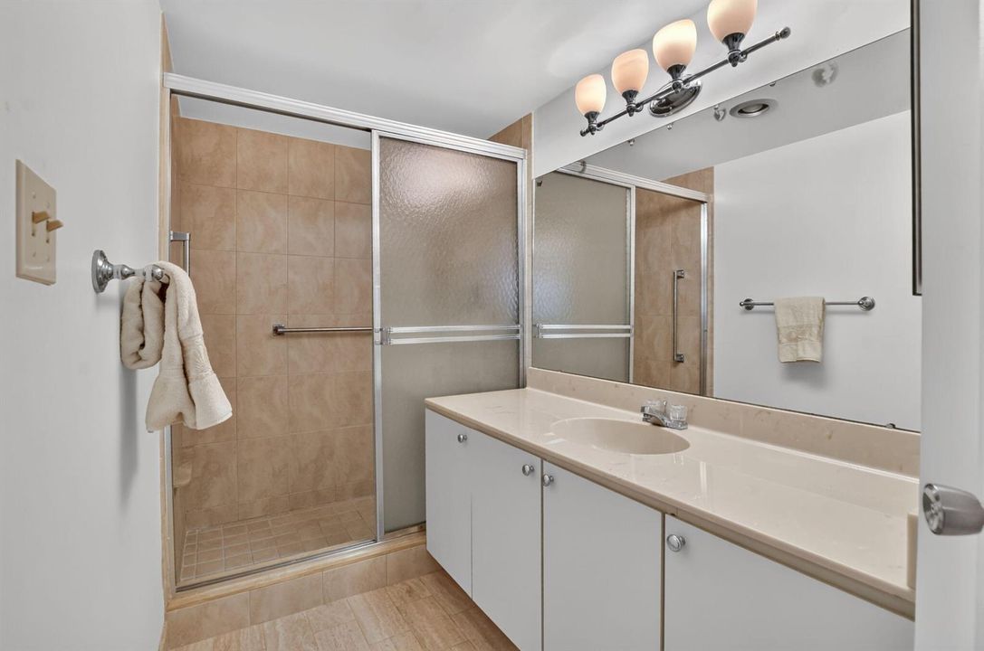 Guest Bath En-Suite