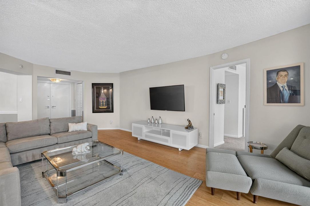 Living Rm & Guest Suite Entry