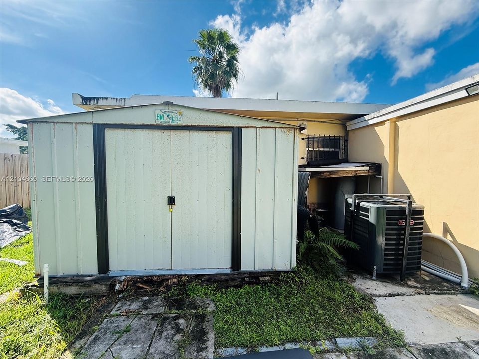 For Rent: $2,300 (2 beds, 1 baths, 728 Square Feet)