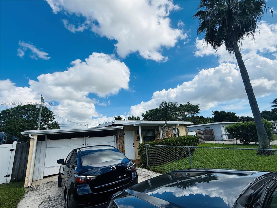 For Rent: $2,300 (2 beds, 1 baths, 728 Square Feet)