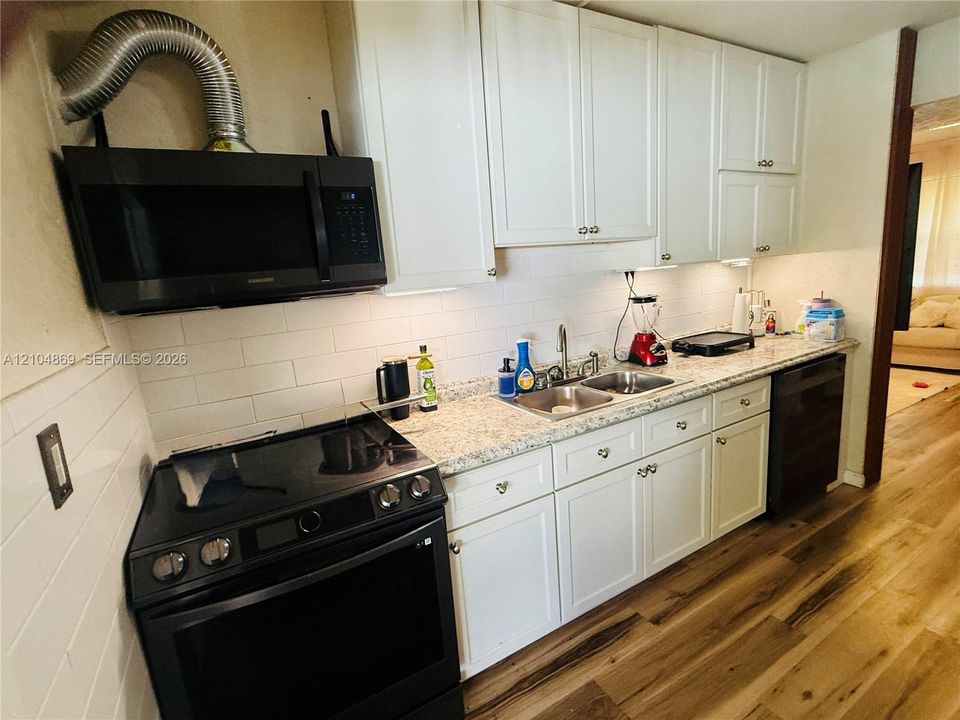 For Rent: $2,300 (2 beds, 1 baths, 728 Square Feet)