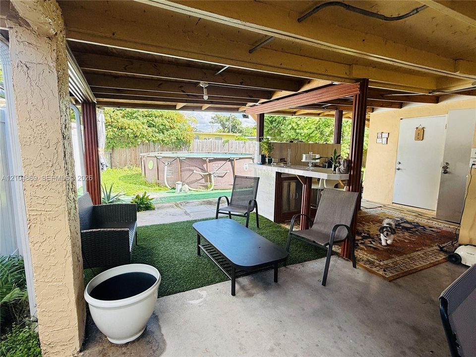 For Rent: $2,300 (2 beds, 1 baths, 728 Square Feet)