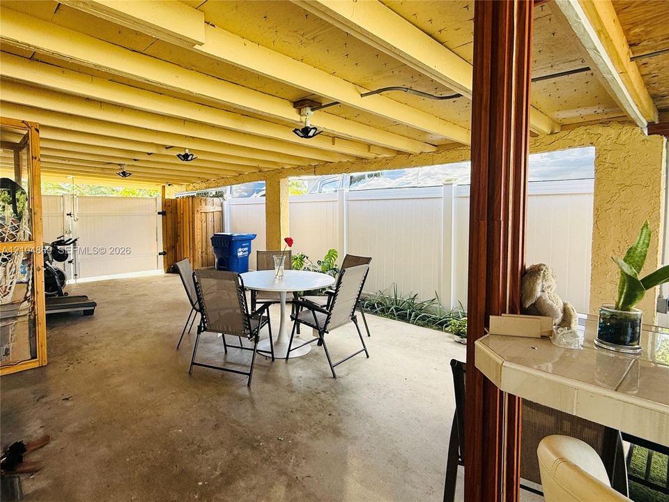 For Rent: $2,300 (2 beds, 1 baths, 728 Square Feet)