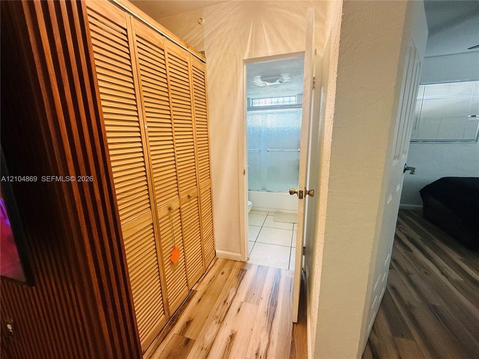 For Rent: $2,300 (2 beds, 1 baths, 728 Square Feet)