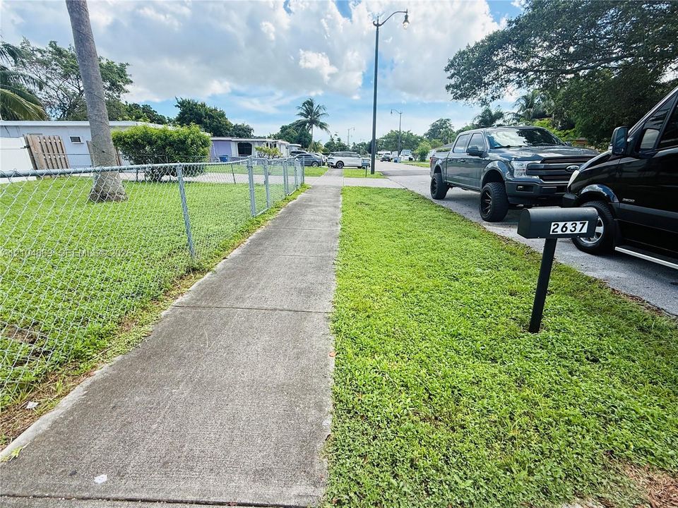 For Rent: $2,300 (2 beds, 1 baths, 728 Square Feet)