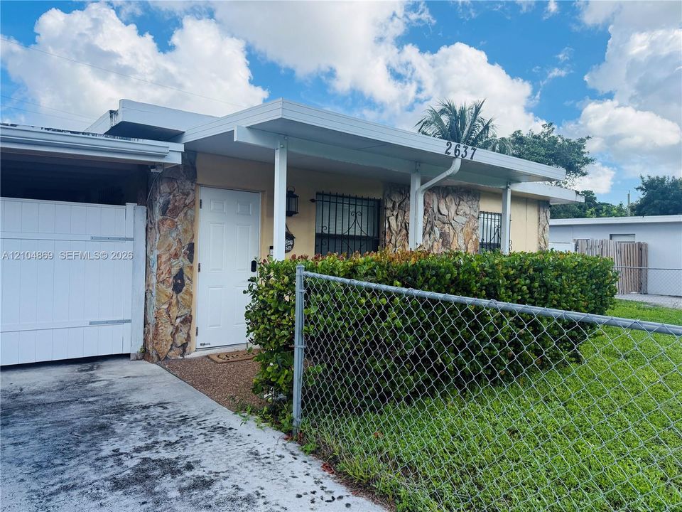 For Rent: $2,300 (2 beds, 1 baths, 728 Square Feet)