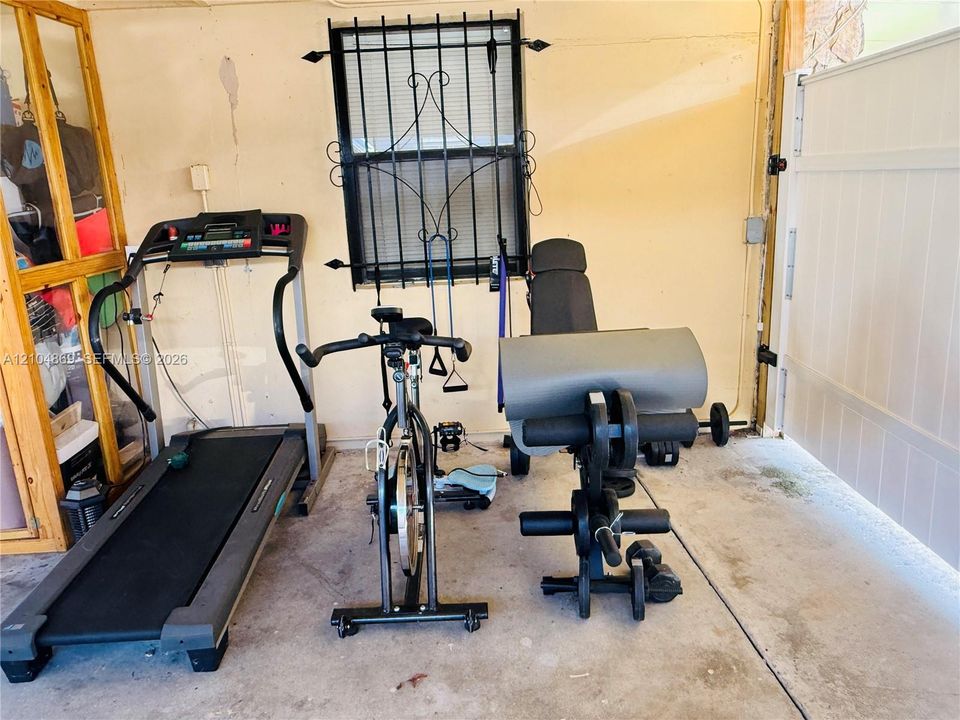 For Rent: $2,300 (2 beds, 1 baths, 728 Square Feet)