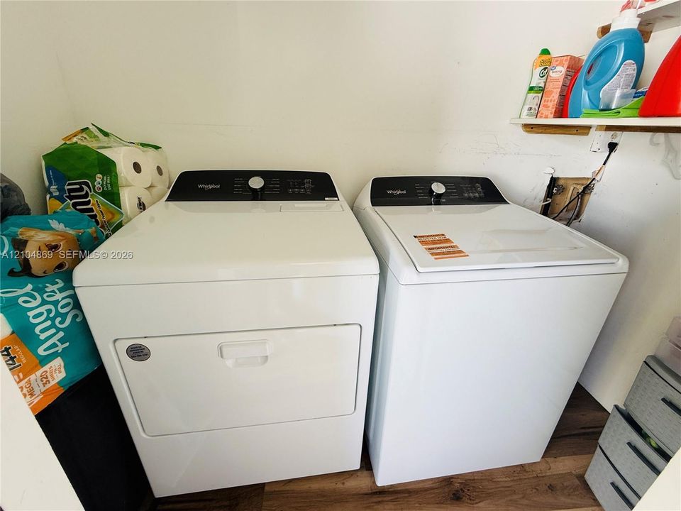 For Rent: $2,300 (2 beds, 1 baths, 728 Square Feet)