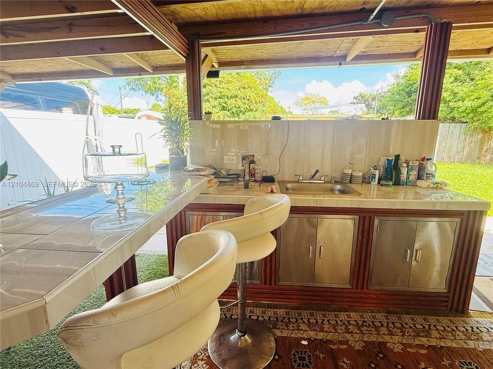For Rent: $2,300 (2 beds, 1 baths, 728 Square Feet)