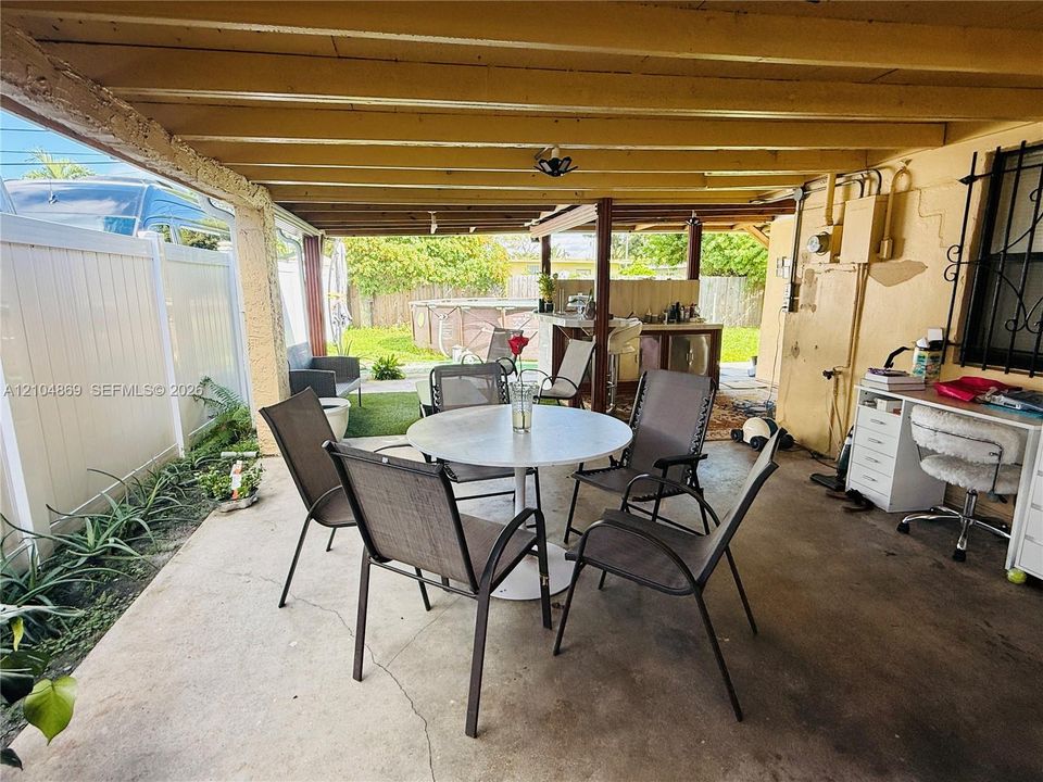 For Rent: $2,300 (2 beds, 1 baths, 728 Square Feet)