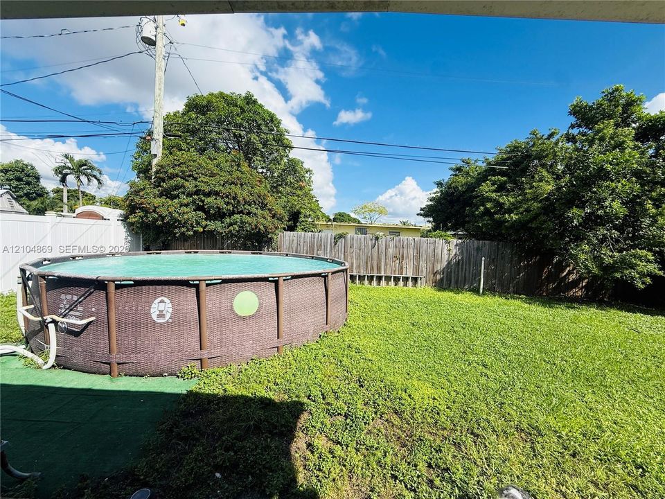 For Rent: $2,300 (2 beds, 1 baths, 728 Square Feet)