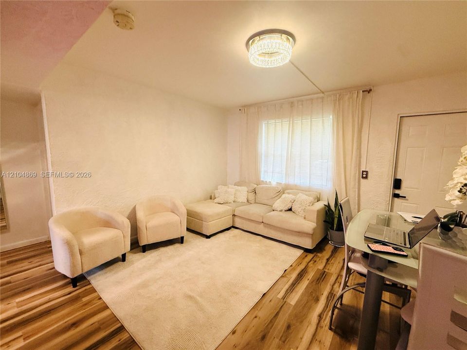 For Rent: $2,300 (2 beds, 1 baths, 728 Square Feet)
