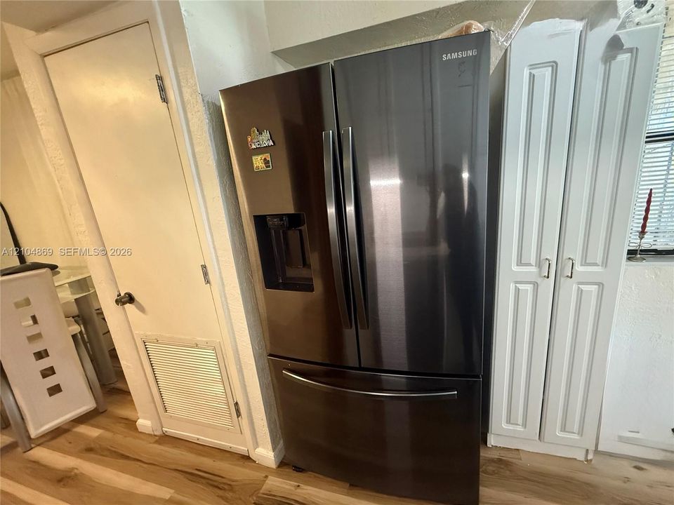 For Rent: $2,300 (2 beds, 1 baths, 728 Square Feet)