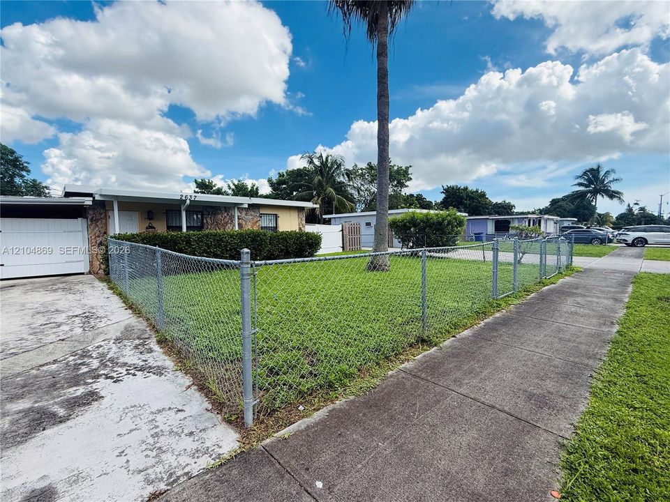 For Rent: $2,300 (2 beds, 1 baths, 728 Square Feet)