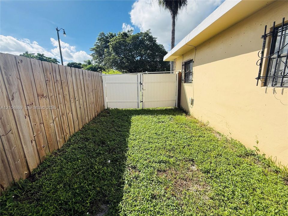 For Rent: $2,300 (2 beds, 1 baths, 728 Square Feet)