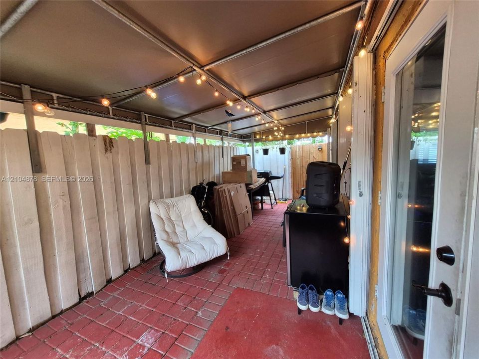На продажу: $240,000 (2 спален, 1 ванн, 1084 Квадратных фут)