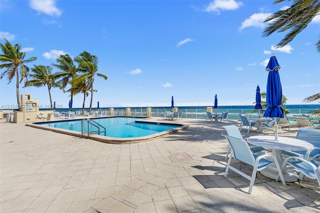 For Sale: $595,000 (2 beds, 2 baths, 1395 Square Feet)