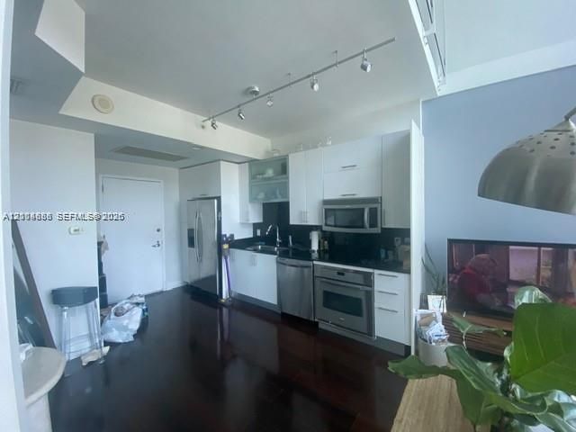 For Rent: $3,650 (1 beds, 2 baths, 951 Square Feet)