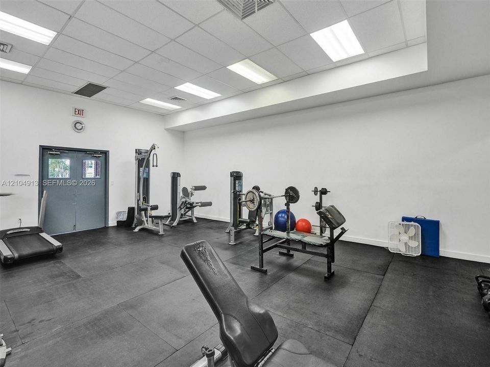 For Rent: $1,999 (1 beds, 1 baths, 1070 Square Feet)