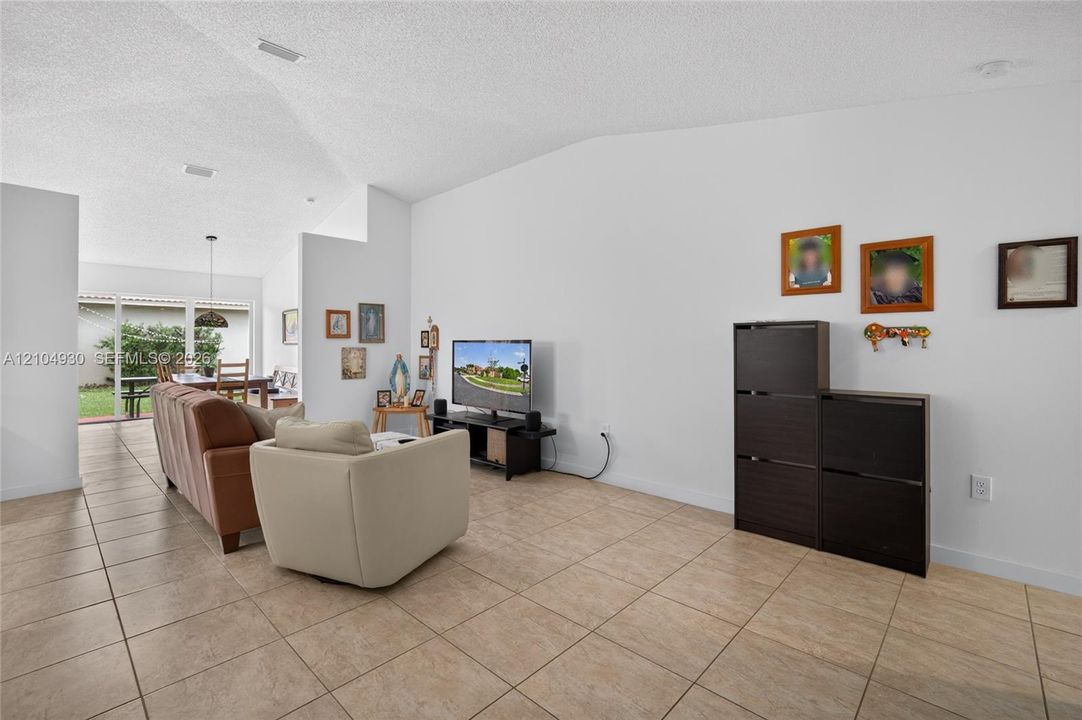 For Sale: $599,000 (3 beds, 2 baths, 1578 Square Feet)