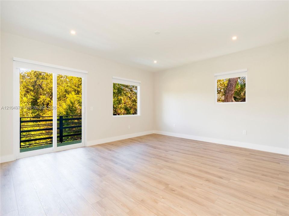 En Venta: $1,250,000 (4 camas, 3 baños, 2358 Pies cuadrados)