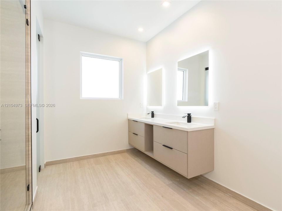 En Venta: $1,250,000 (4 camas, 3 baños, 2358 Pies cuadrados)