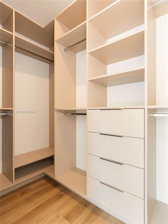 En Venta: $1,250,000 (4 camas, 3 baños, 2358 Pies cuadrados)