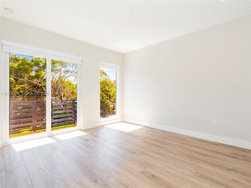 En Venta: $1,250,000 (4 camas, 3 baños, 2358 Pies cuadrados)