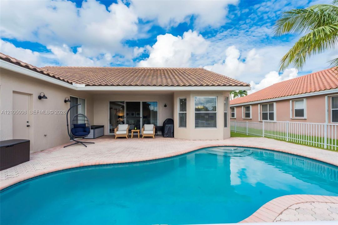 En Venta: $759,000 (4 camas, 2 baños, 2273 Pies cuadrados)