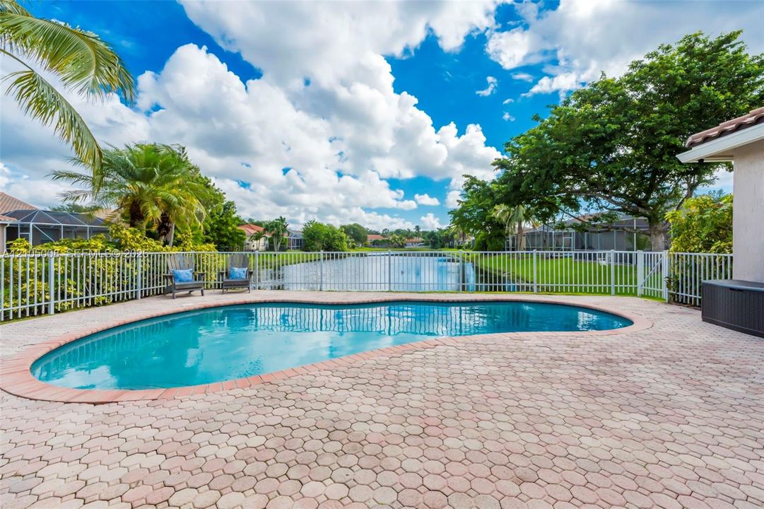 En Venta: $759,000 (4 camas, 2 baños, 2273 Pies cuadrados)