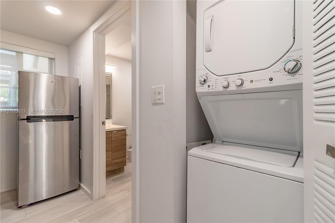 For Rent: $2,700 (1 beds, 2 baths, 691 Square Feet)