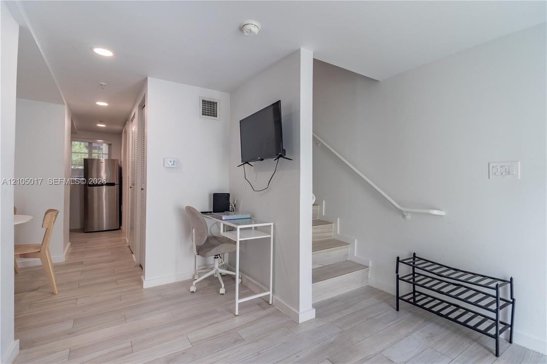 For Rent: $2,700 (1 beds, 2 baths, 691 Square Feet)