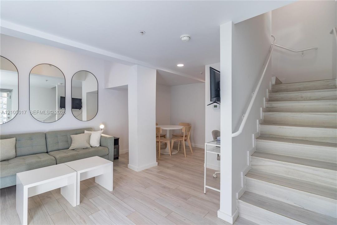 For Rent: $2,700 (1 beds, 2 baths, 691 Square Feet)