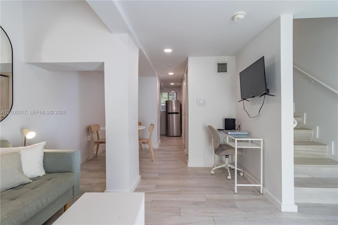 For Rent: $2,700 (1 beds, 2 baths, 691 Square Feet)