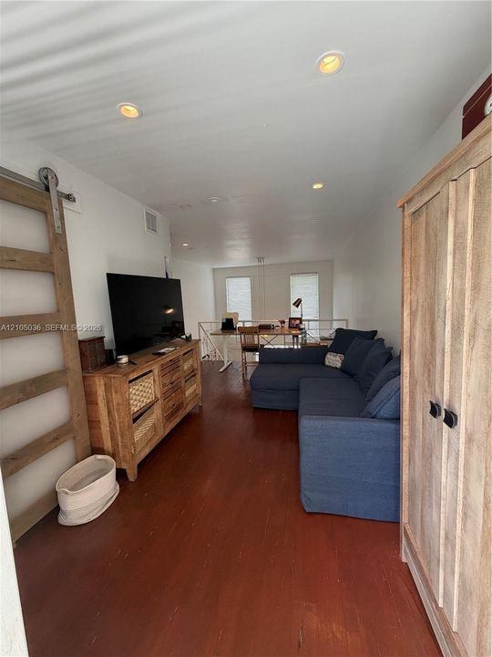 For Rent: $2,800 (1 beds, 1 baths, 710 Square Feet)