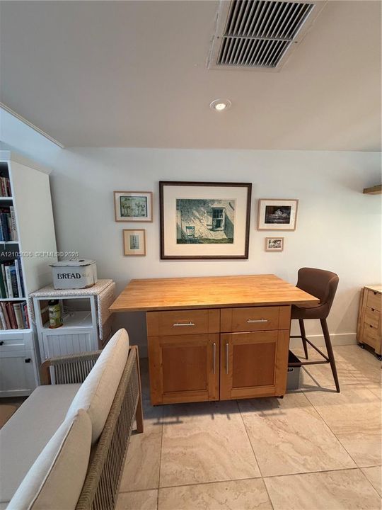 For Rent: $2,800 (1 beds, 1 baths, 710 Square Feet)