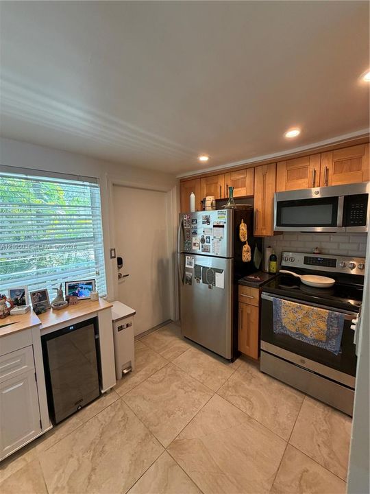 For Rent: $2,800 (1 beds, 1 baths, 710 Square Feet)