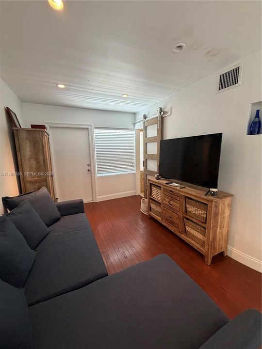 For Rent: $2,800 (1 beds, 1 baths, 710 Square Feet)