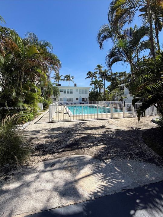 For Rent: $2,800 (1 beds, 1 baths, 710 Square Feet)